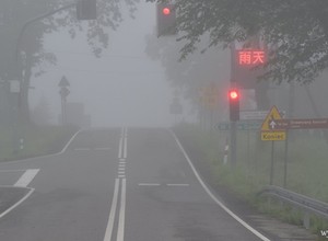 Znak z chińskimi komunikatami przy drodze w Polsce