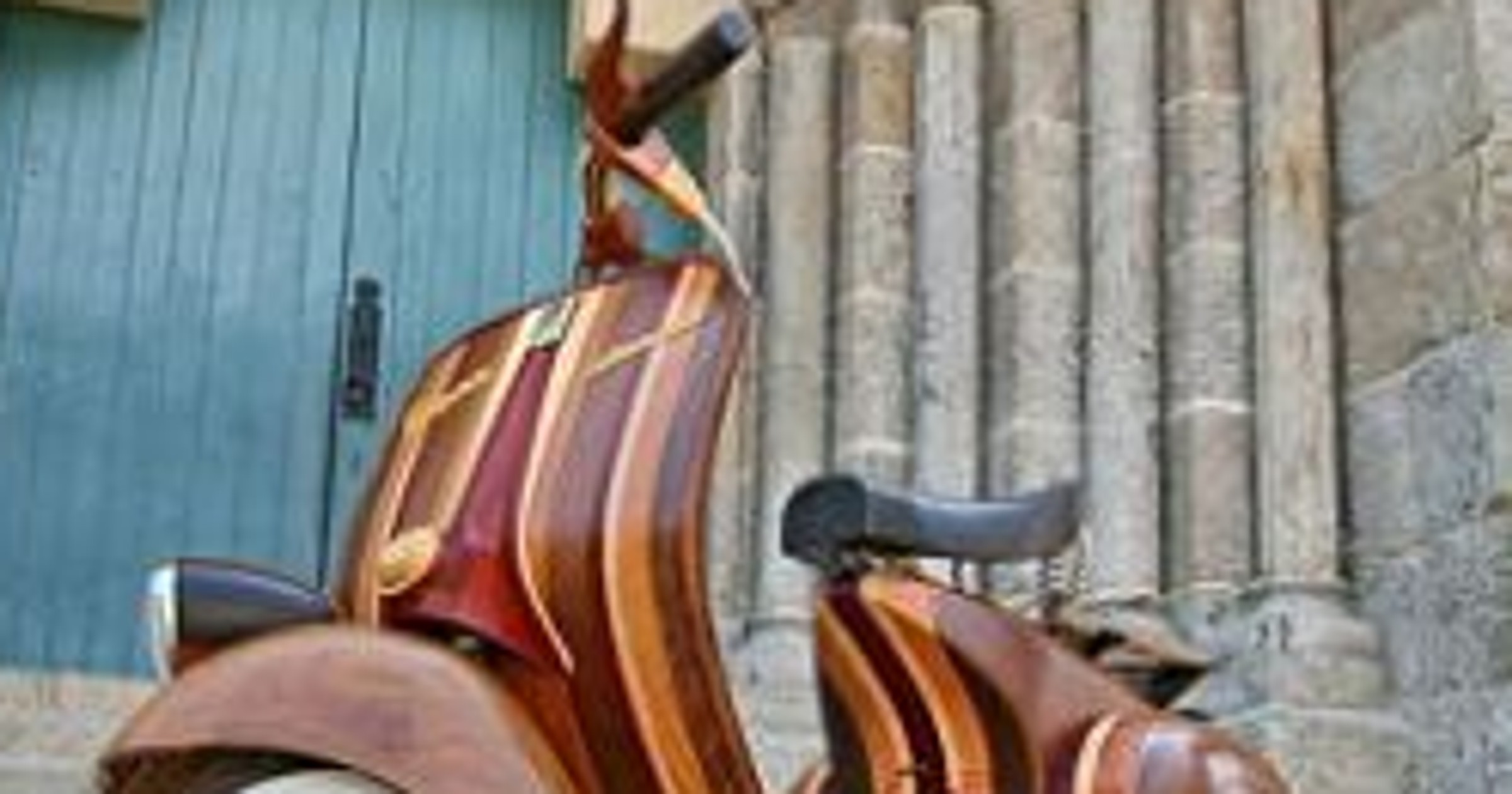 Vespa: drewniany skuter, który jeździ.