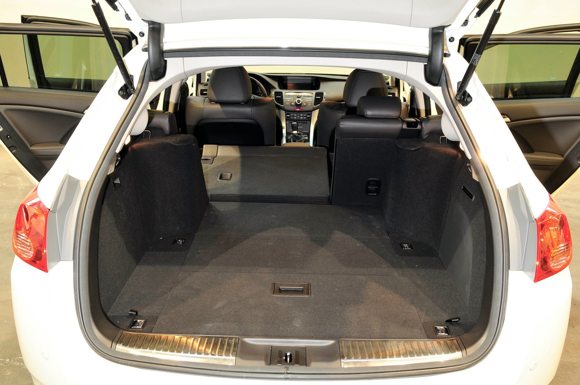 Porównanie: Ford Mondeo Kombi, Honda Accord Tourer, Škoda Superb Combi, Toyota Avensis Wagon i Volkswagen Passat  Variant