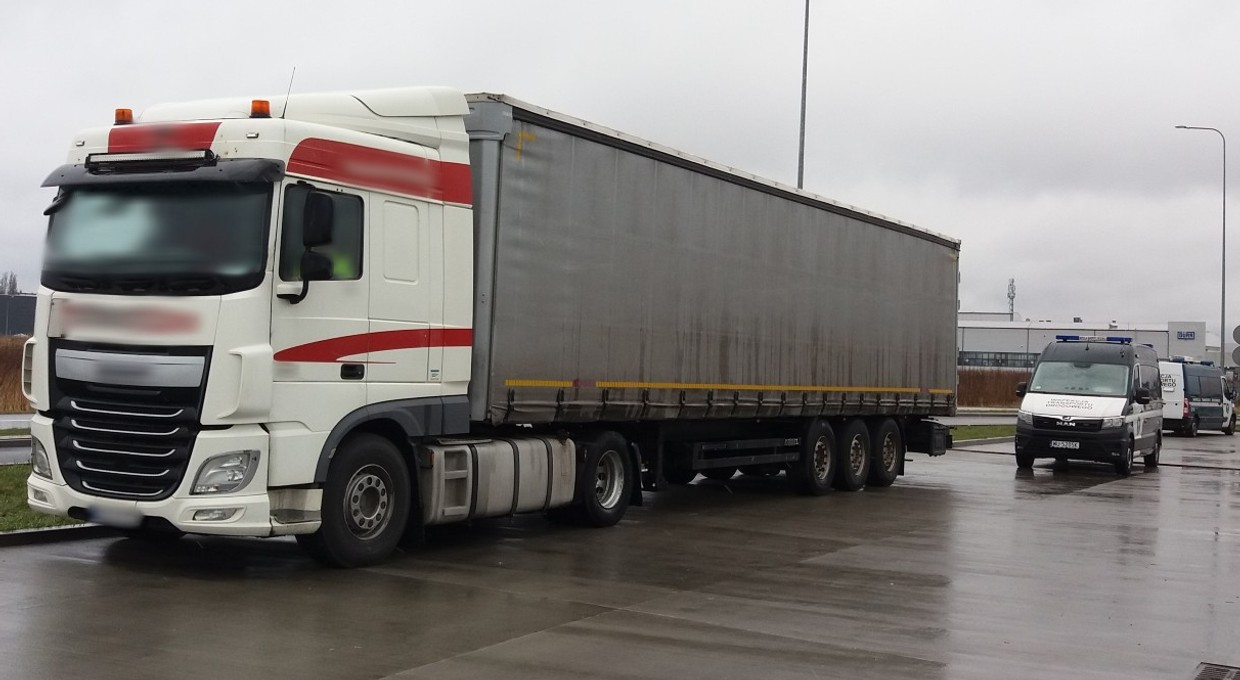 Ciężarówka jak bankomat. Kierowca korzystał z PIN-u. Oczywiście nielegalnie