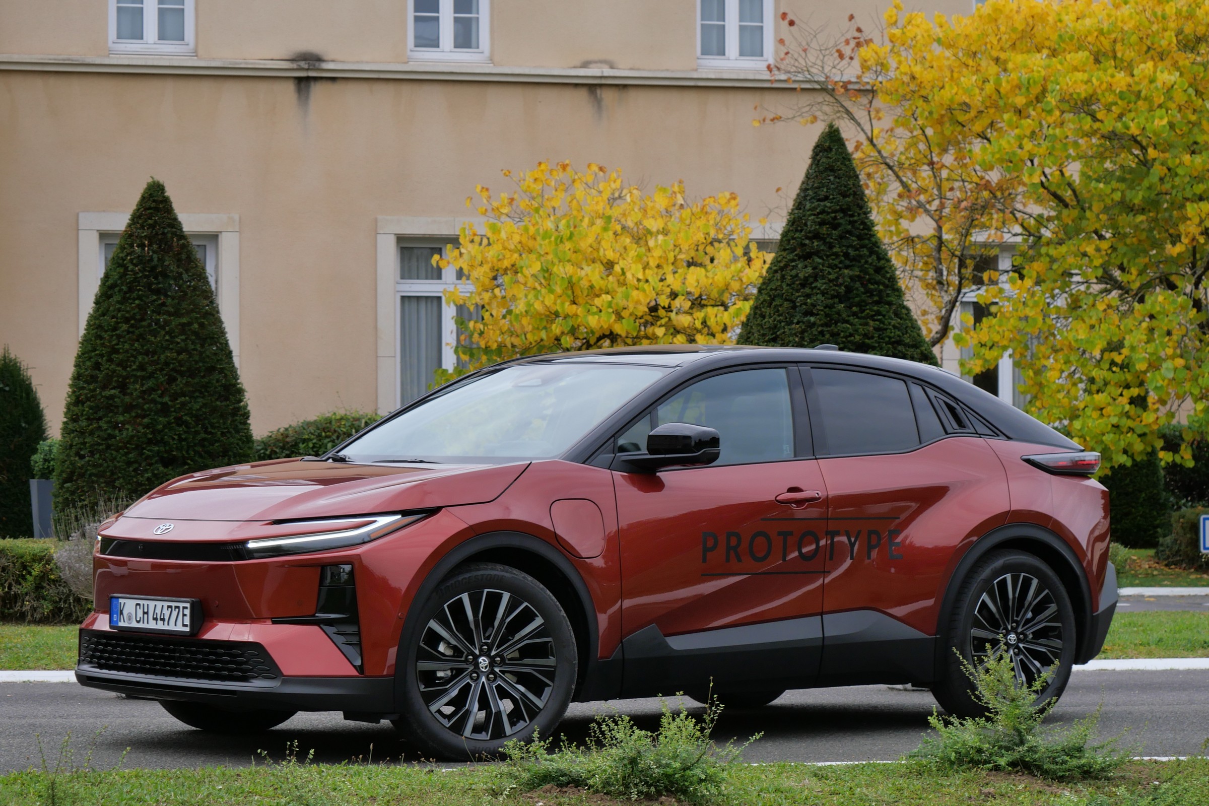 Nowy SUV Toyoty wjeżdża do Polski. Od razu w promocyjnej cenie. C-HR dostał plusa