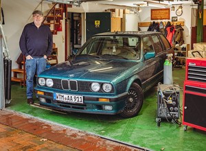 Woli jeździć starym dieslem niż nowym samochodem elektrycznym. Poznajcie historię jego BMW 324 TD
