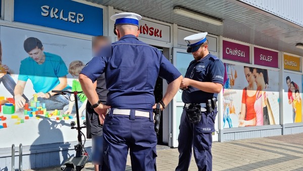 Jechał hulajnogą ulicami miasta. Dostał 3 tys. zł. mandatu
