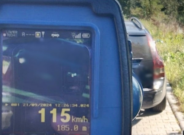 Policjanci zatrzymali kierowcę volvo. Pędził i stracił prawo jazdy