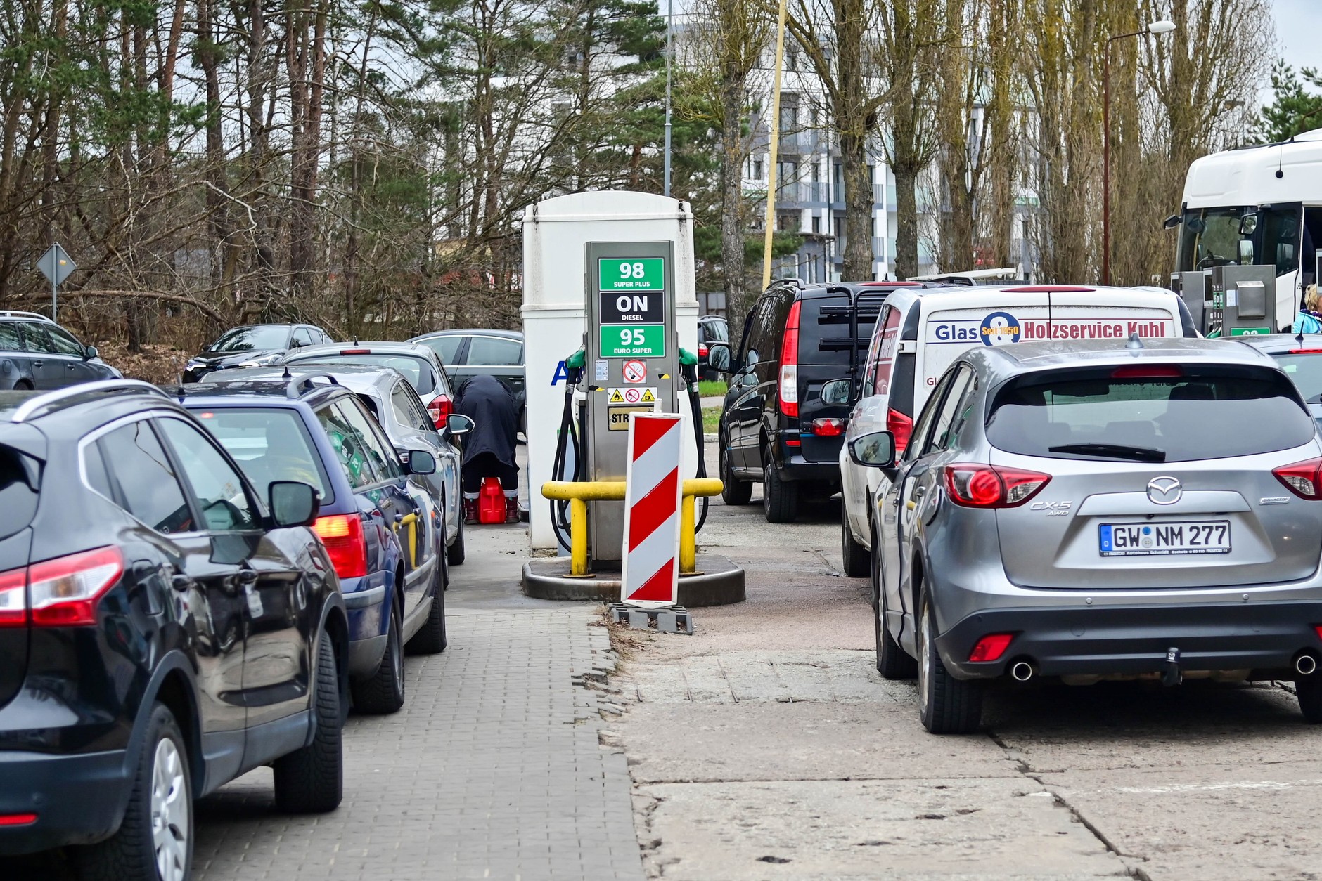 Kolejka kierowców z Niemiec na polskiej stacji paliw