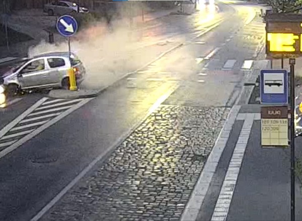 Spowodował kolizję i chciał uciec. Rozbił się pod drzwiami komendy policji