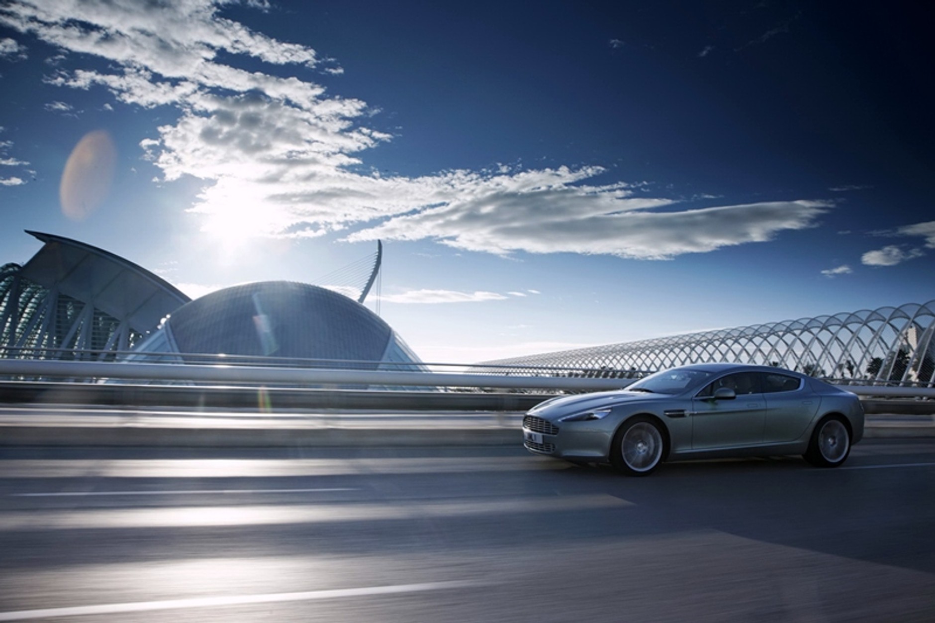 Aston Martin Rapide – z pięknem trzeba obcować