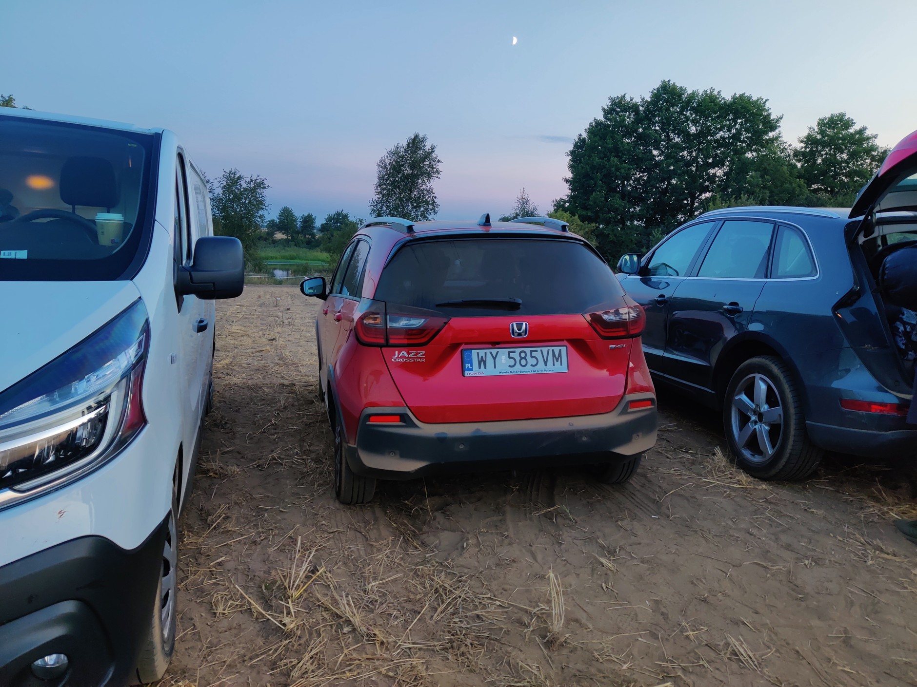 Idealny samochód na wyjazd na festiwal stoi po lewej, ale mała Honda okazała się bardzo dzielna