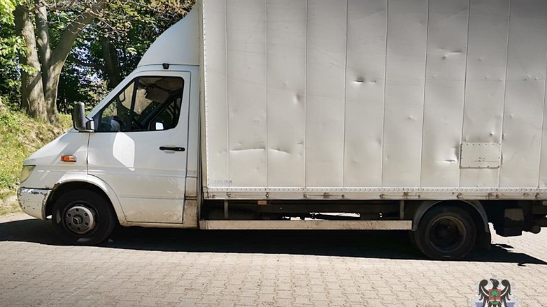 Policjanci zauważyli toczącego się dostawczaka. Po chwili wszystko stało się jasne