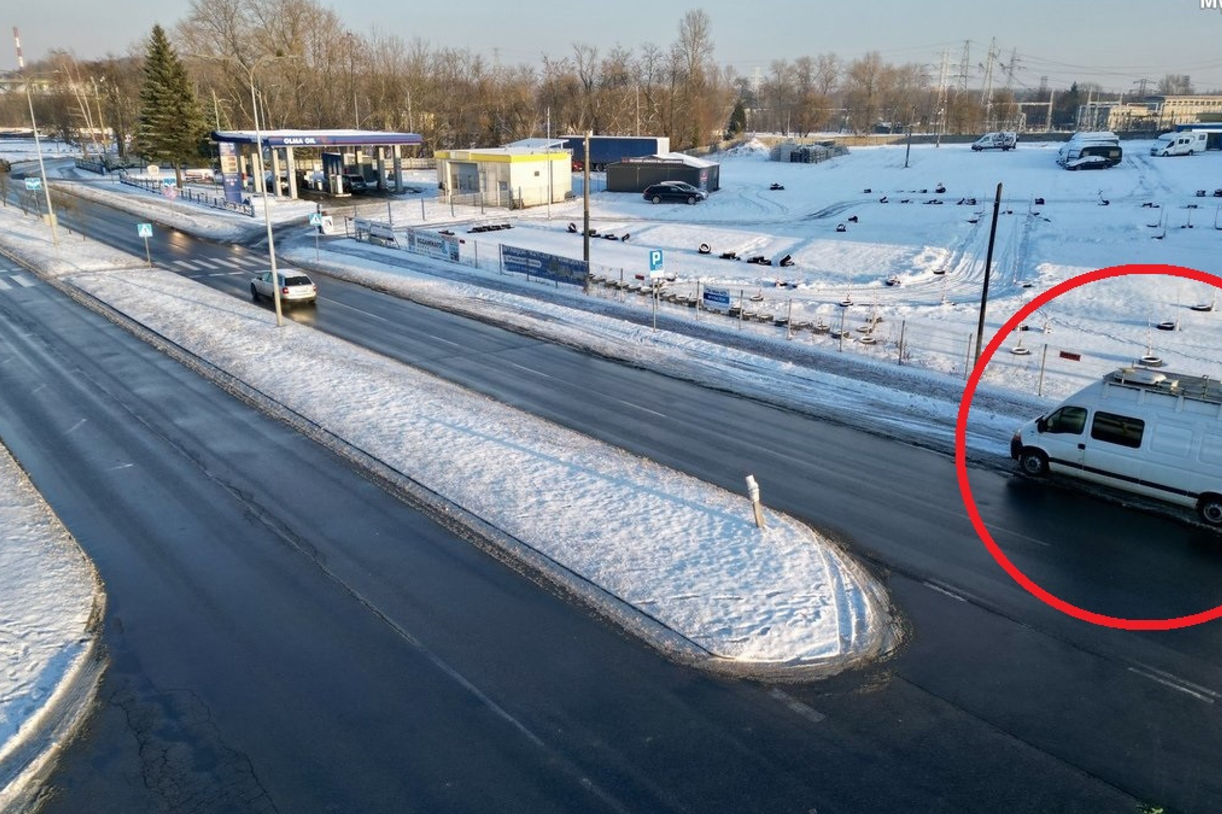 Uwaga na białe dostawczaki przy przejściach dla pieszych. Stoją tam celowo