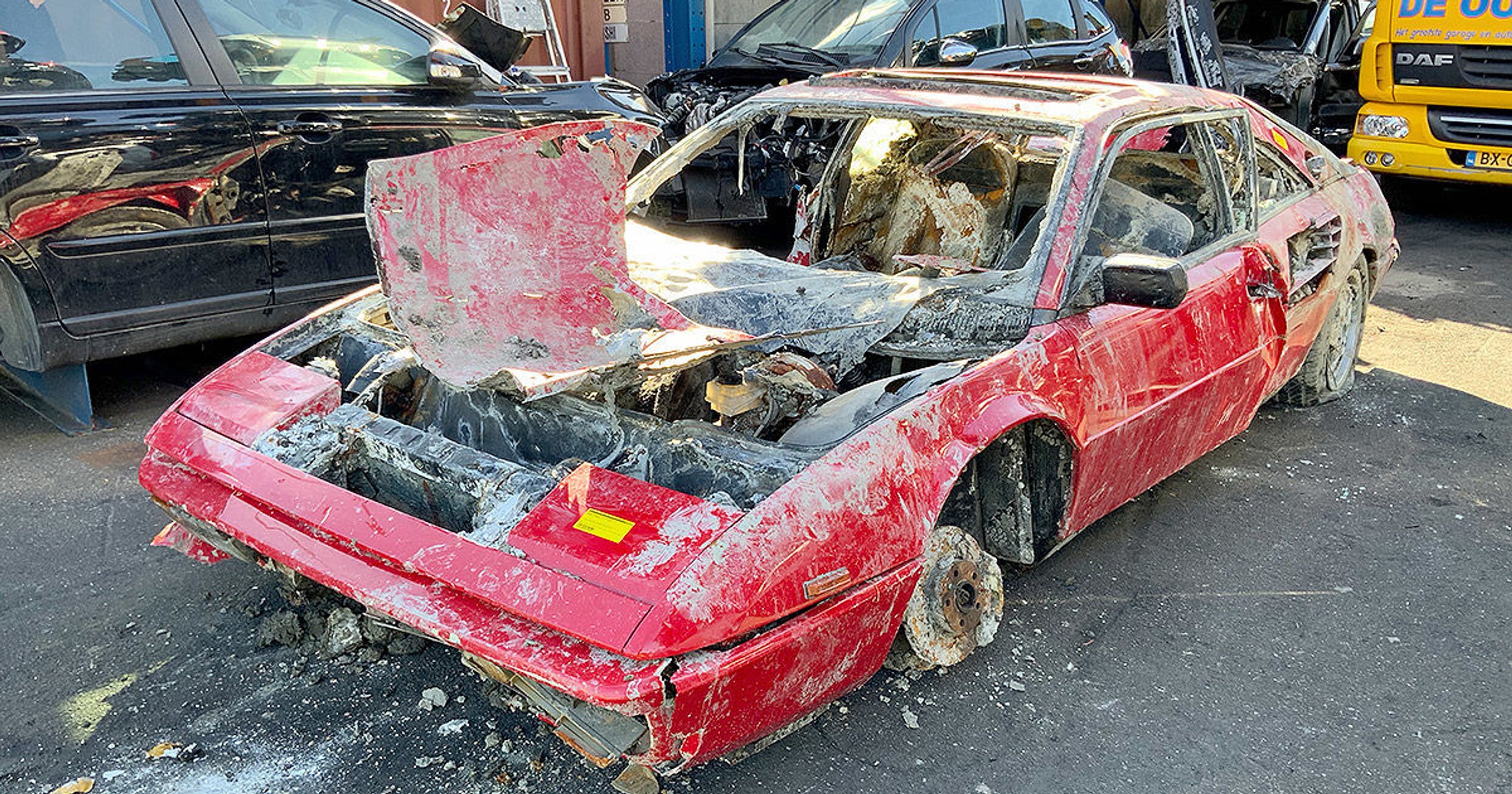 Ferrari Mondial wyłowione z kanału