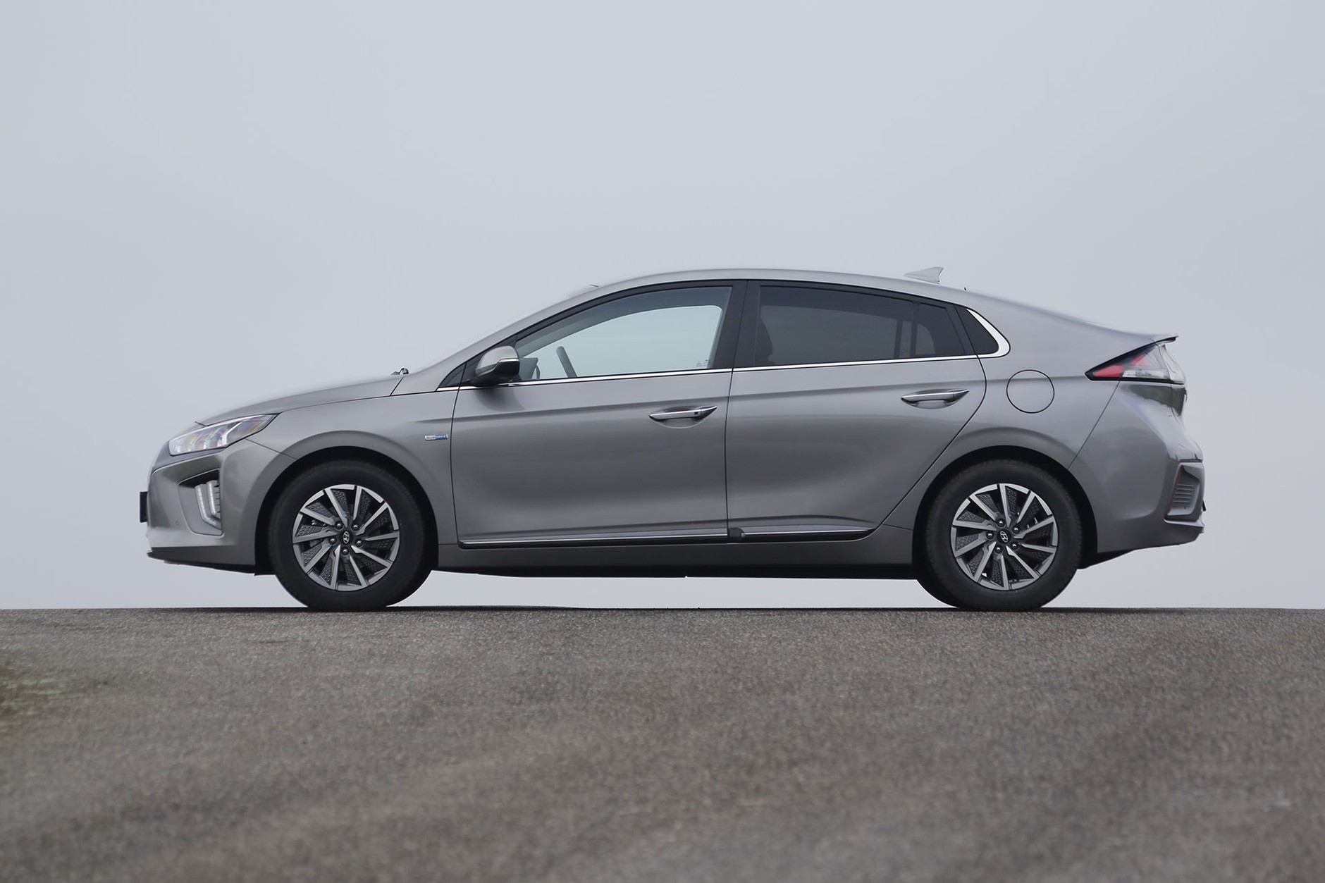 Hyundai Ioniq kontra Nissan Leaf - auta elektryczne dla ludu