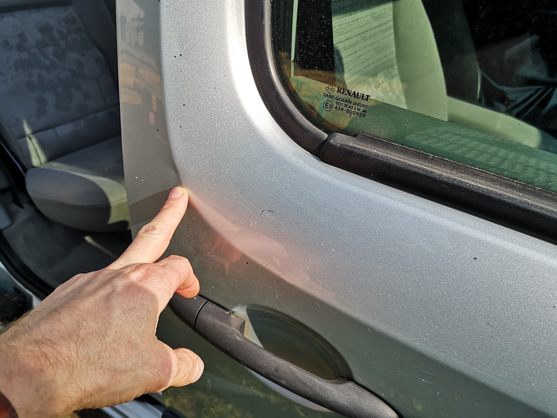 Renault Kangoo 1.6 2007, auto z ogłoszenia: kol;ejna rysa na drzwiach
