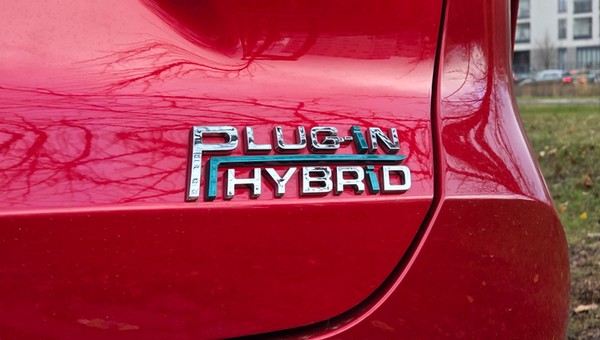 Emblemat "Plug-In Hybrid" na chińskim SUV-ie Chery Tiggo 7 PHEV