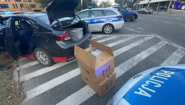 Kartony z narkotykami w aucie przewozu osób. 
