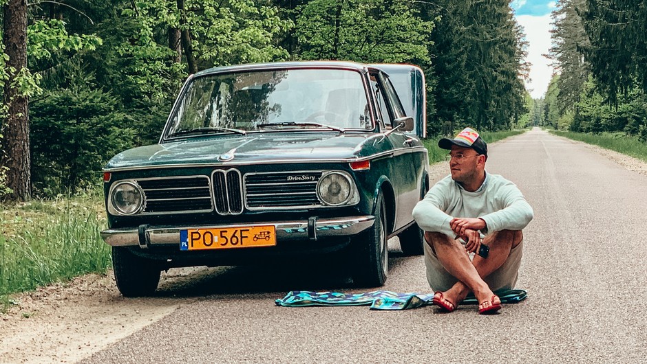 Jakub Majewski, założyciel DriveStory, przy jednym ze swoich BMW 2002