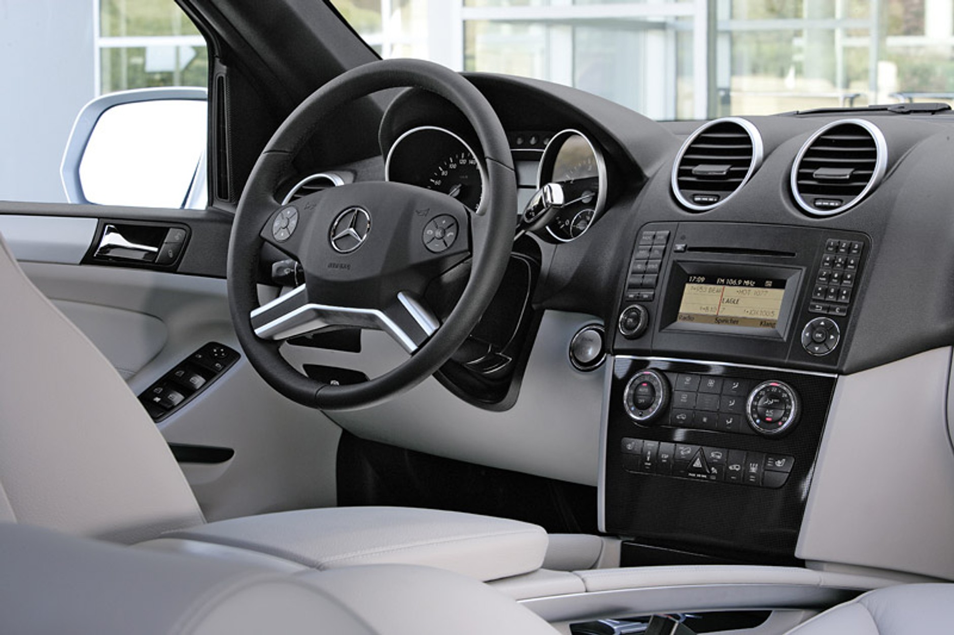 Mercedes-Benz M: facelifting stuttgarckiego SUV-a