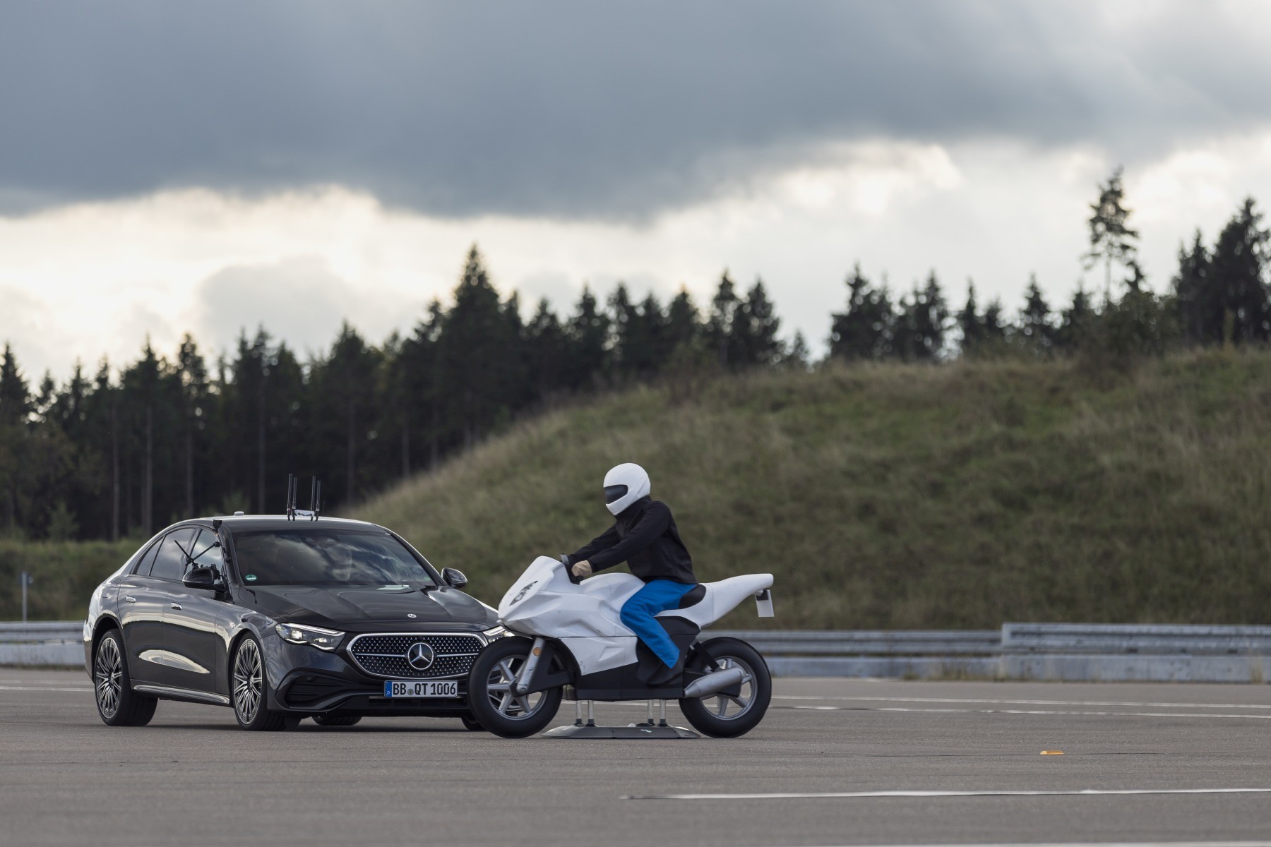 Test systemu automatycznego hamowania przed przeszkodą