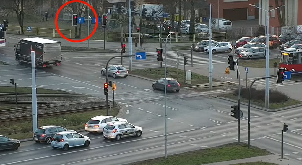 Samochód jadący na czerwonym świetle