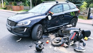 Tragedia w Tomaszowie. Zajechał drogę motorowerowi. Kierowca jednośladu zmarł mimo wysiłków ratowników