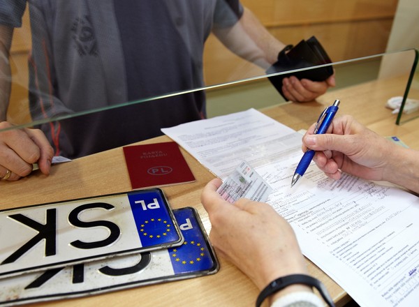 Zmiany w rejestracji samochodów w 2022 r. W końcu będzie prościej i taniej
