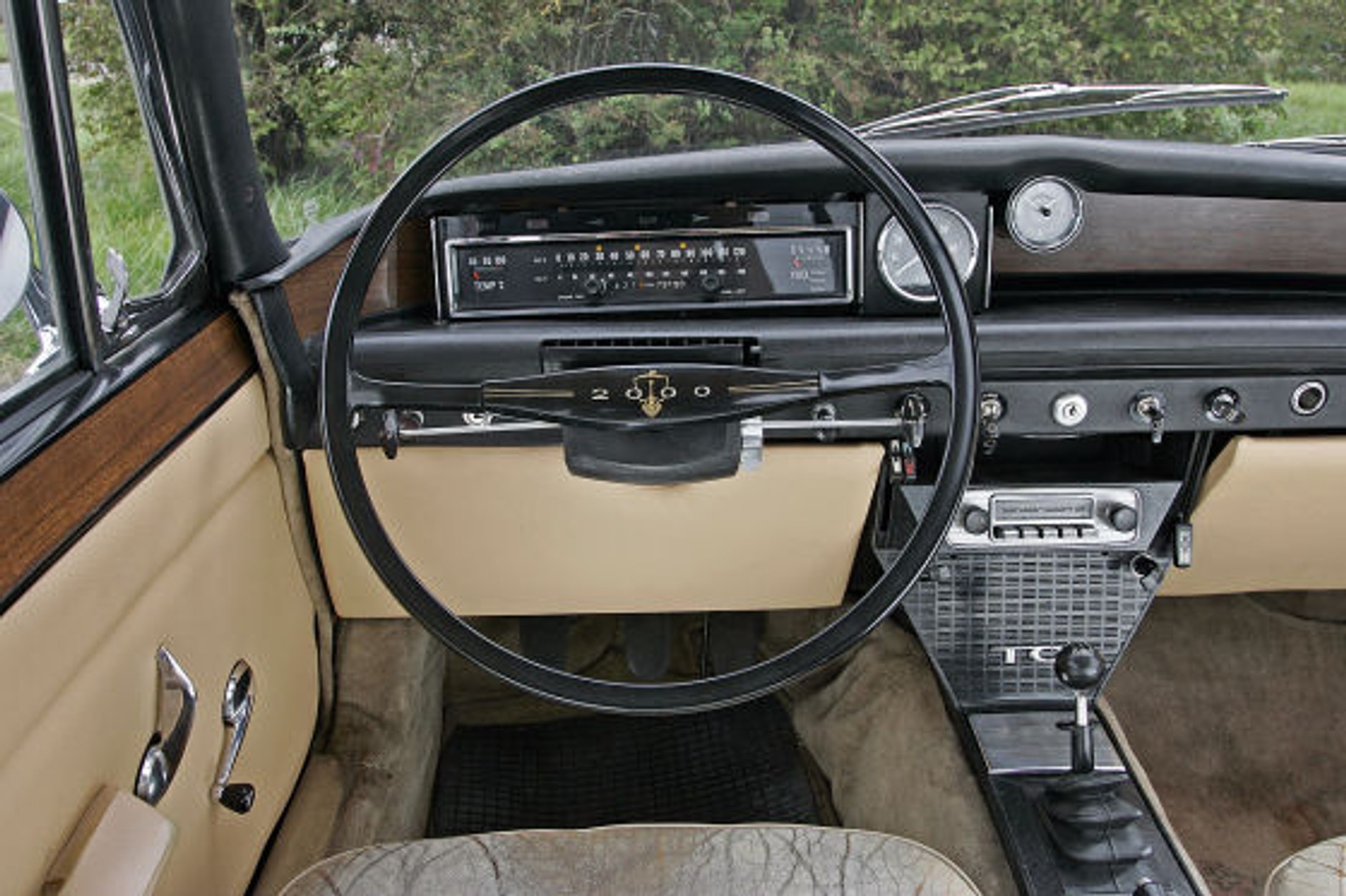 Kanciasto i okrągło. Prędkościomierz liniowy i klasyczny obrotomierz (zakryty kierownicą).