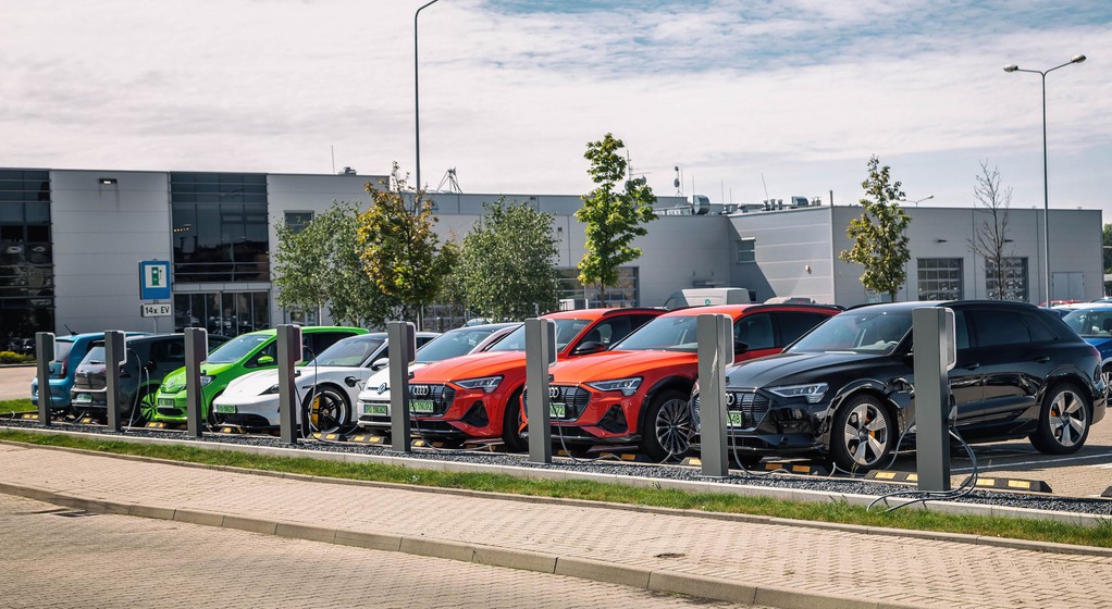 Ładowarki na parkingu Volkswagen Group Polska w Poznaniu