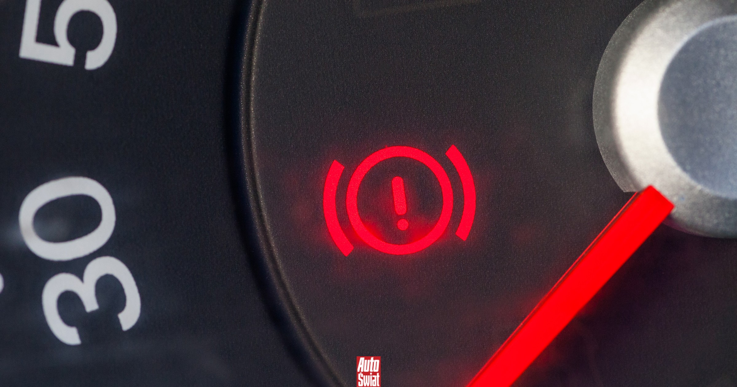 Kółko z wykrzyknikiem na desce rozdzielczej samochodu. Co oznacza ten wskaźnik?