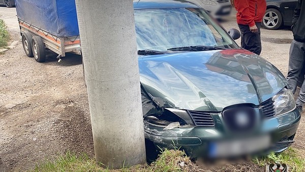 Uderzył seatem w betonowy słup. To był początek jego problemów