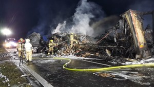 Na autostradzie A1 spłonęły dwie ciężarówki. Trzy osoby zostały ranne [ZDJĘCIA]