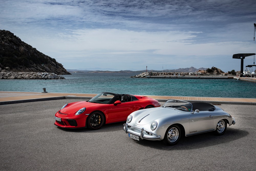 Dwa Speedstery. od lewej Porsche 911 Speedster (991.2; 2019 r.), rozwijające 510 KM i 75-konne Porsche 356 A 1600 S Speedster z lat 1955-1959.