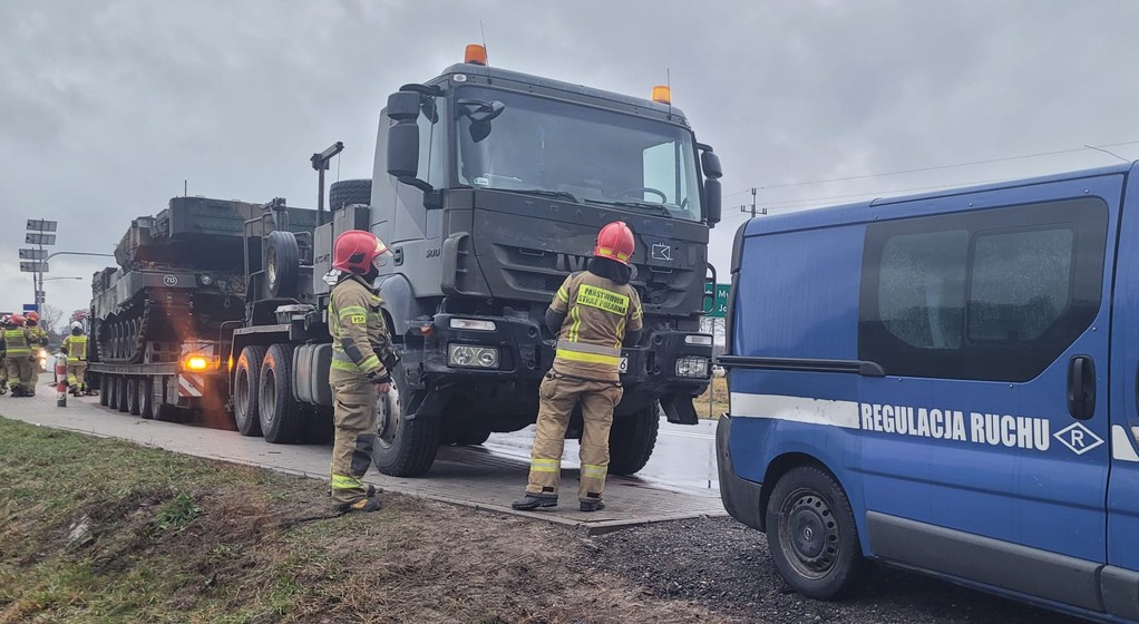 Wypadek na DK 50 z udziałem kolumny wojskowej transportującej czołg
