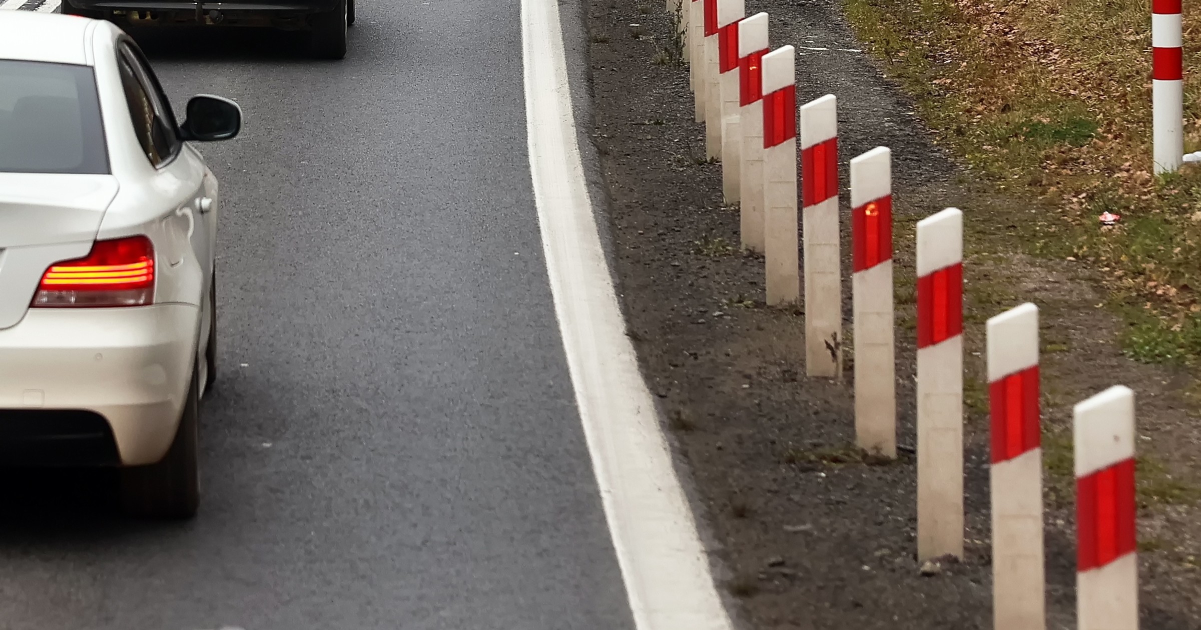 Słupki pikietażowe przy drodze