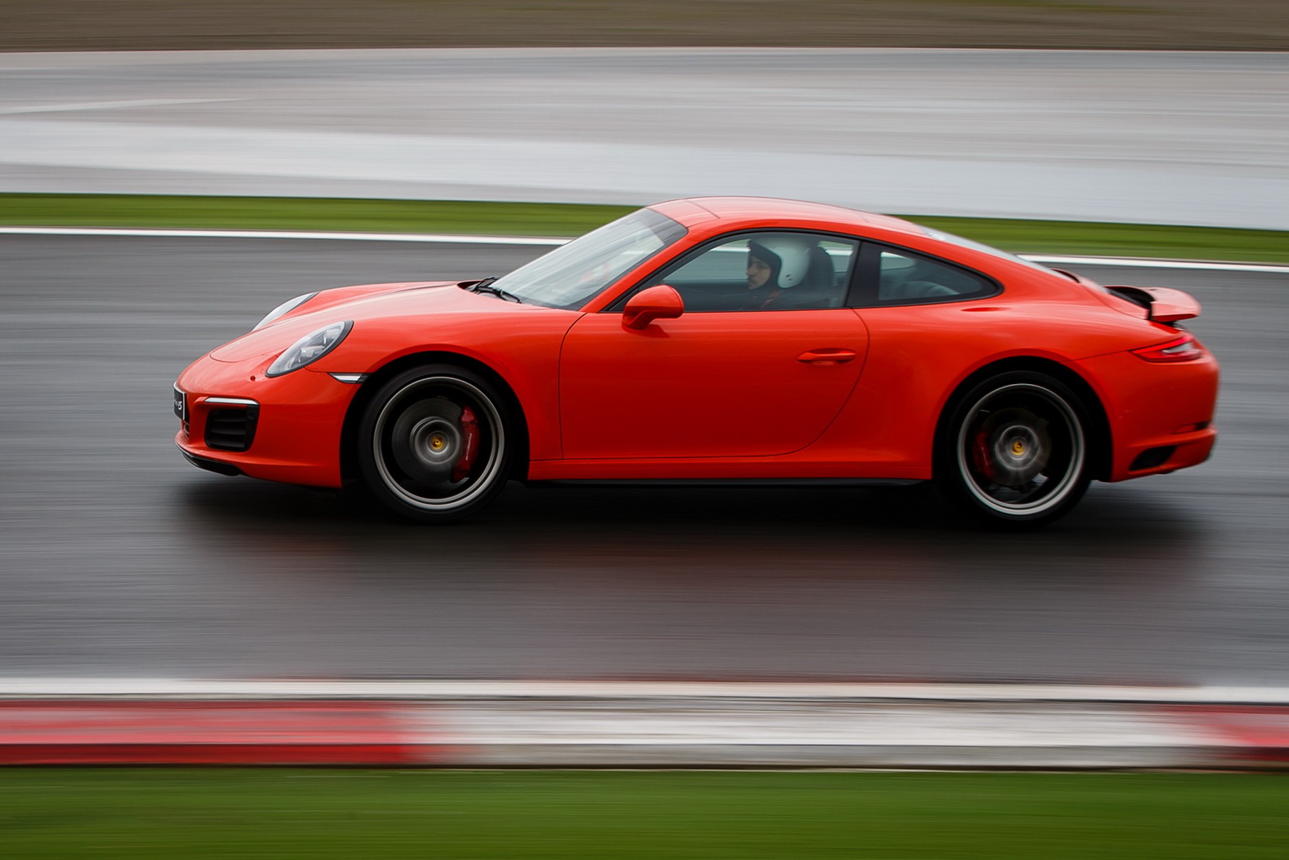 Porsche Carrera S i Turbo S na torze Istanbul Park