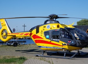 Jechali na motocyklu we trójkę i bez kasków. Uderzyli w drzewo