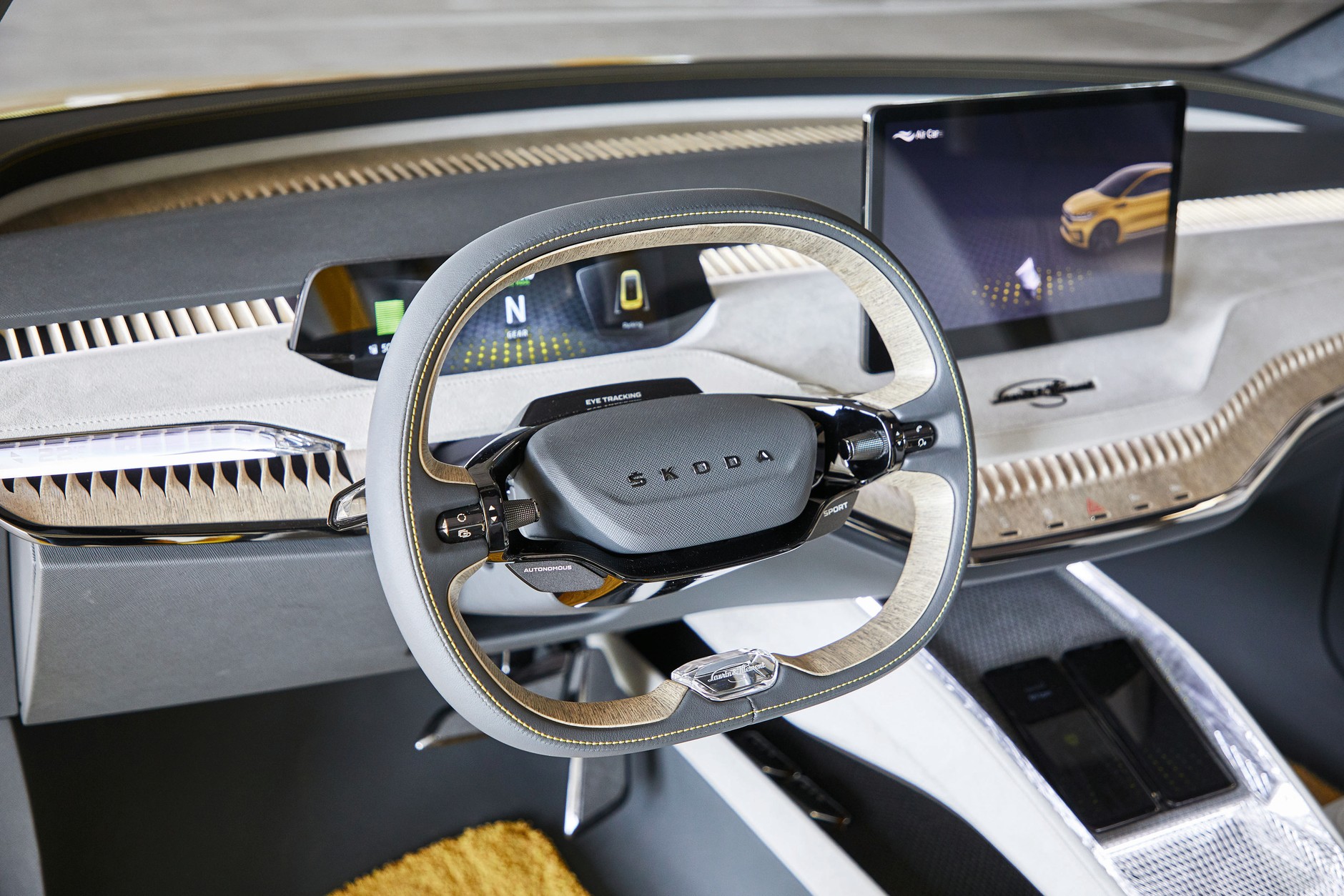 Skoda Vision iV: Gdzie jest logo? Na kierownicy, tak jak na pokrywie bagażnika, umieszczono napis z nazwą firmy zamiast klasycznego logotypu. W kokpicie uwagę zwraca nie tylko staranność wykonania, lecz także mieniące się jak kryształ detale, które wkrótce mają znaleźć zastosowanie w seryjnie produkowanych modelach