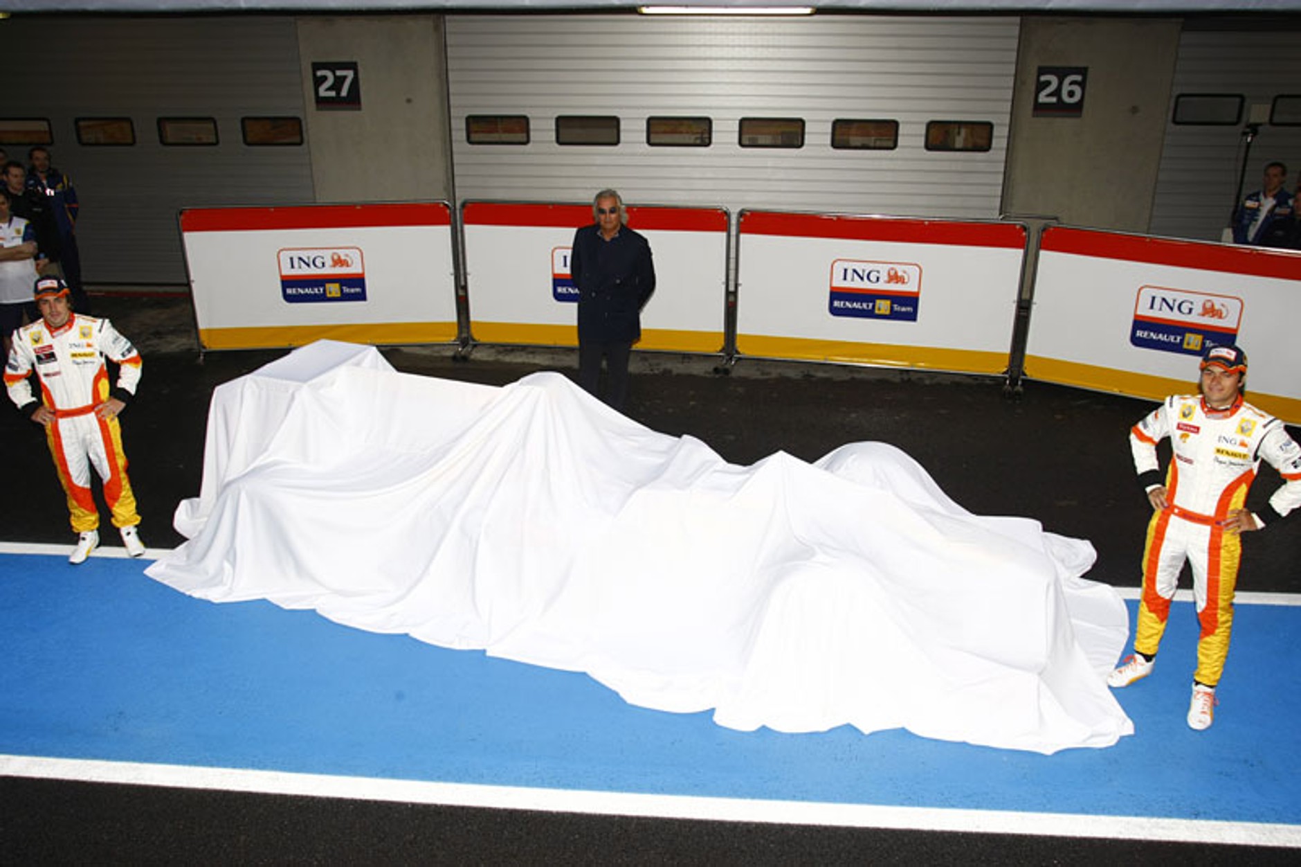 Formuła 1: prezentacja Renault - R29 z płetwą rekina (fotogaleria)