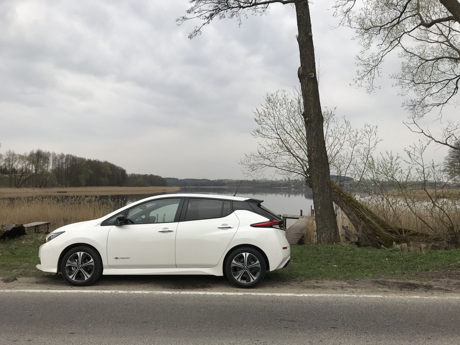 Nissan Leaf - rozmarami porównywalny z kompaktowym kombi