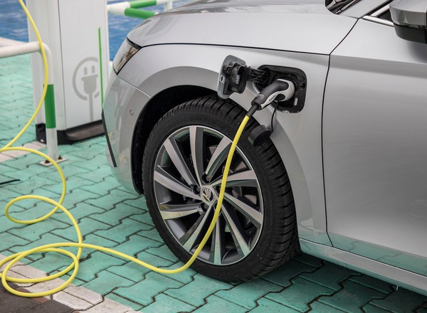 Unia chce zamknąć producentom kolejną furtkę emisyjną. Chodzi o hybrydy plug-in