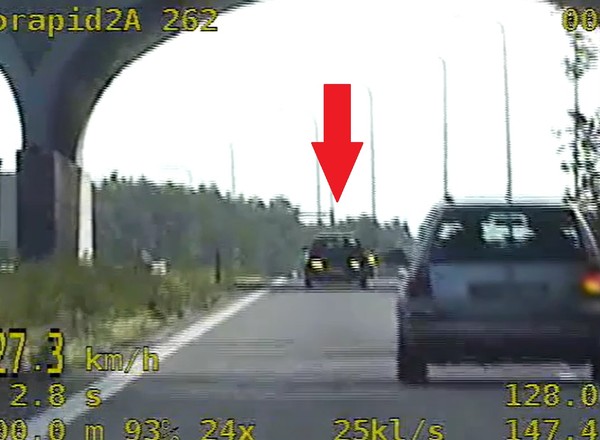 Jechał pod prąd na drodze S5. Prawie staranował radiowóz [Nagranie]