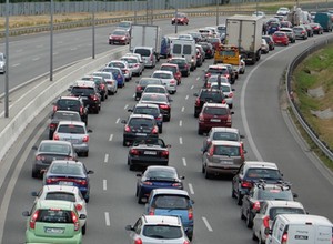 Ponad 60 proc. Polaków deklaruje gotowość rzadszego korzystania z samochodów