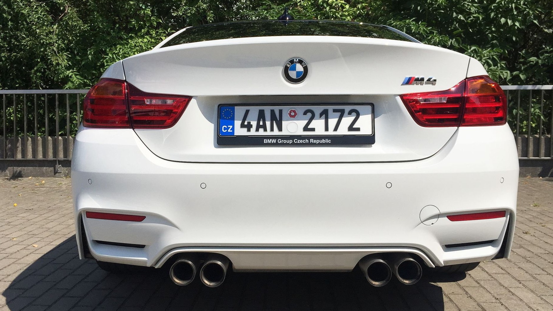 Cztery końcówki wydechu nie pozostawiają wątpliwości. Nawet po downsizingu BMW M4 wciąż ma czym "oddychać", fot. www.facebook.com/cezarygutowskiofficial