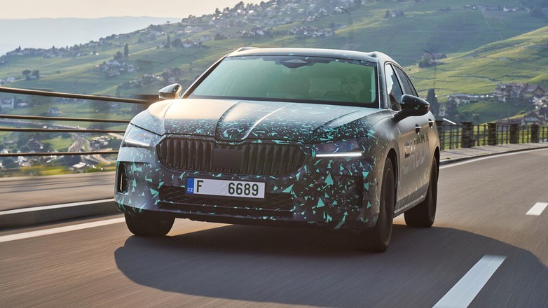 Nowa Skoda Superb w kamuflarzu