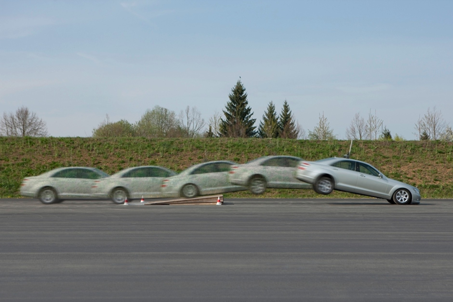 Mercedesy przejęte przez roboty robią dziwne rzeczy