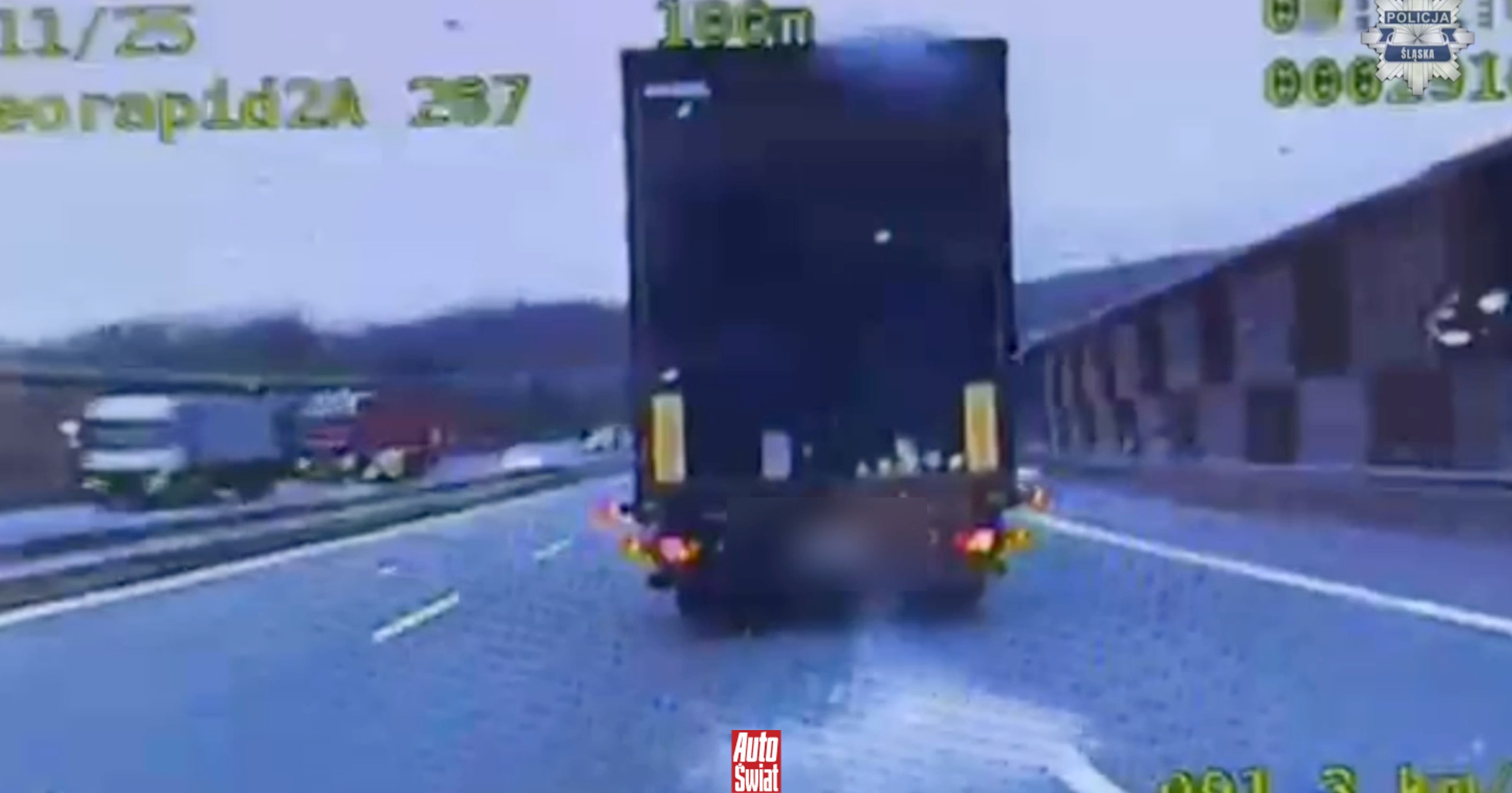 Tafla lodu spadła z samochodu na drogę. Jechał radiowóz, za ten lód wpadło 3000 zł mandatu