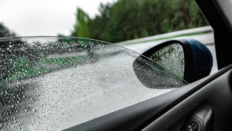 Mało znana sztuczka. Tak zamkniesz okno bez włączania silnika