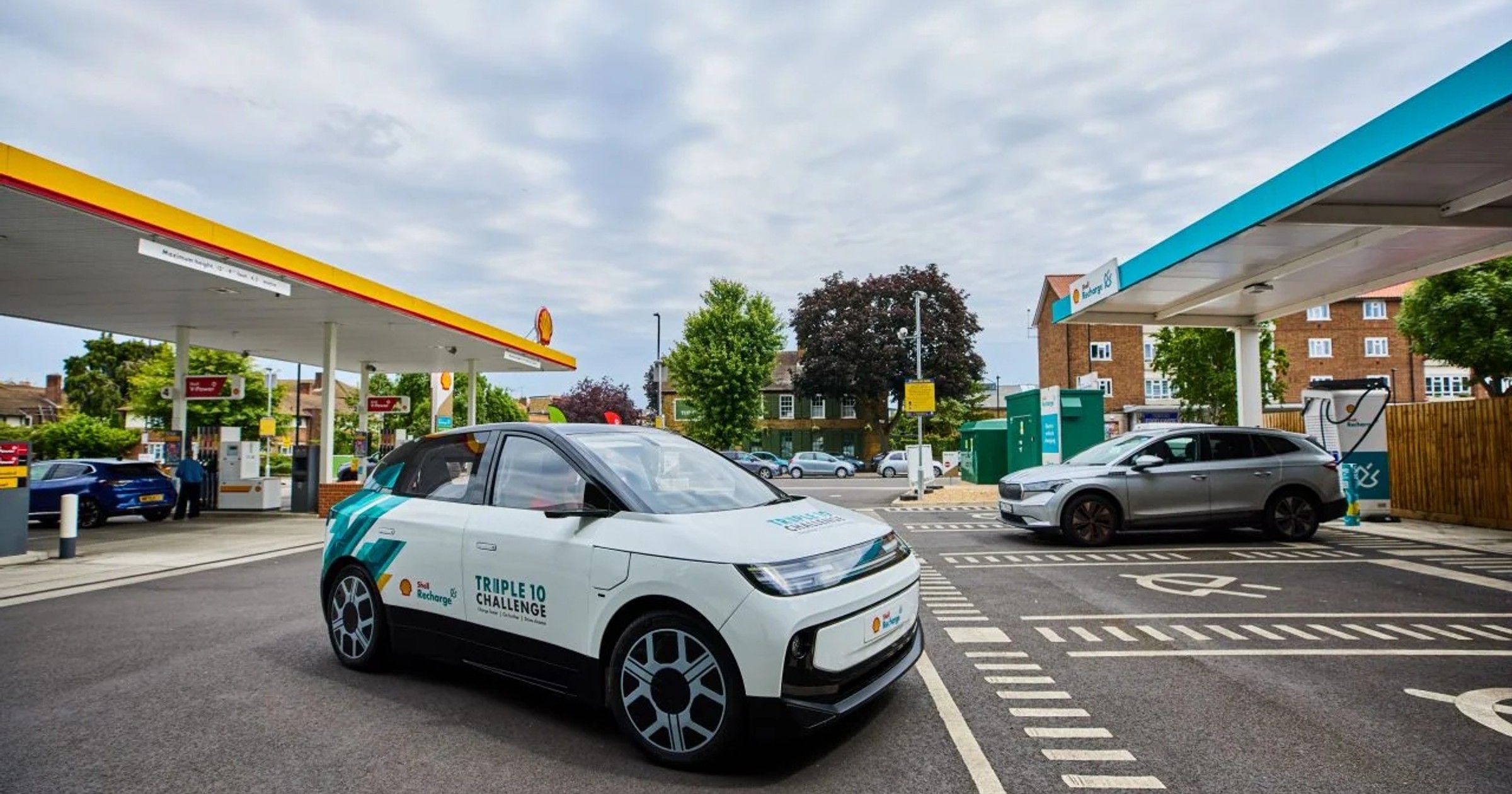 Samochód elektryczny Shell Triple 10 Challenge na stacji szybkiego ładowania