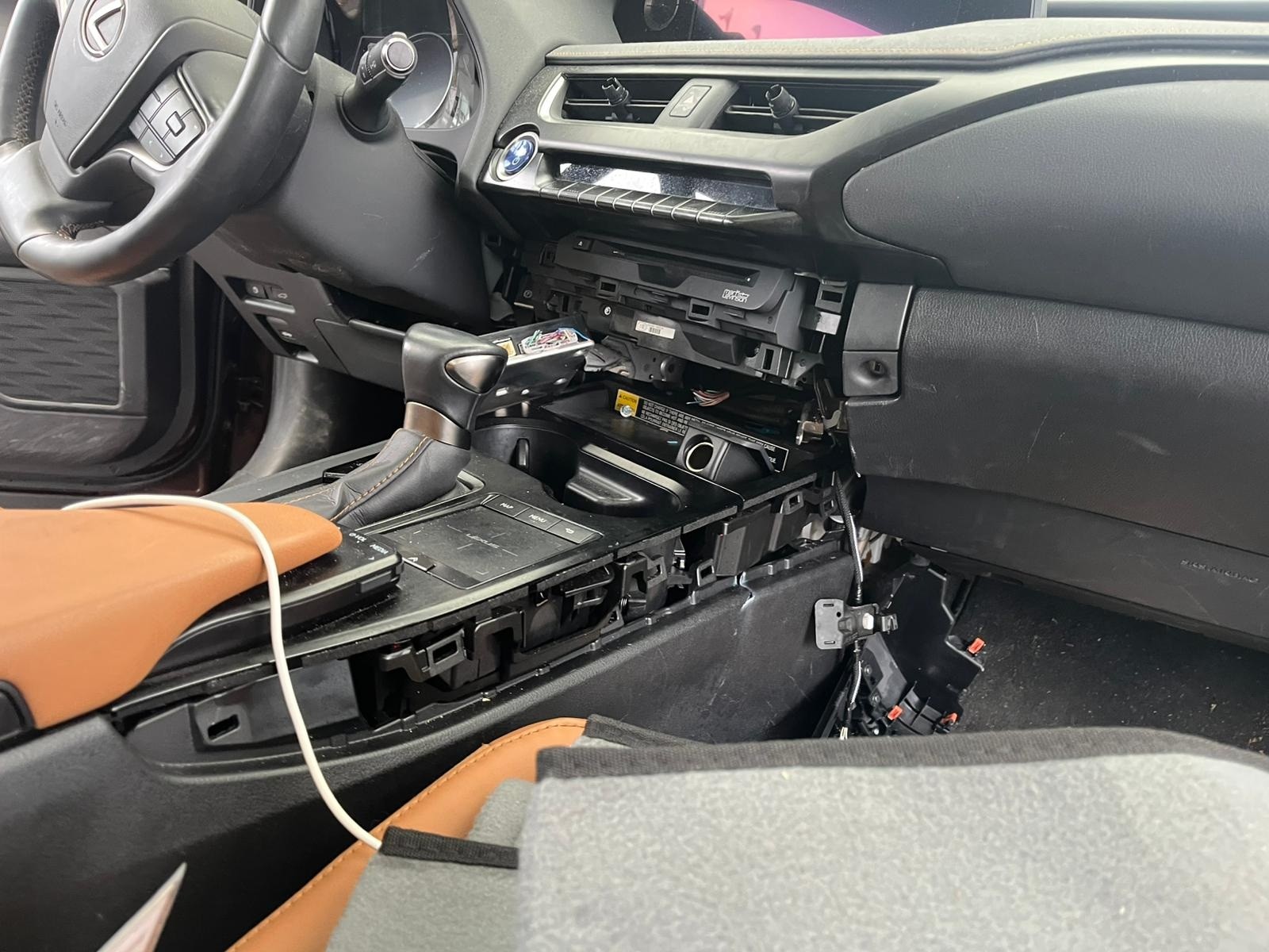 Zniszczone wnętrze skradzionego Lexusa