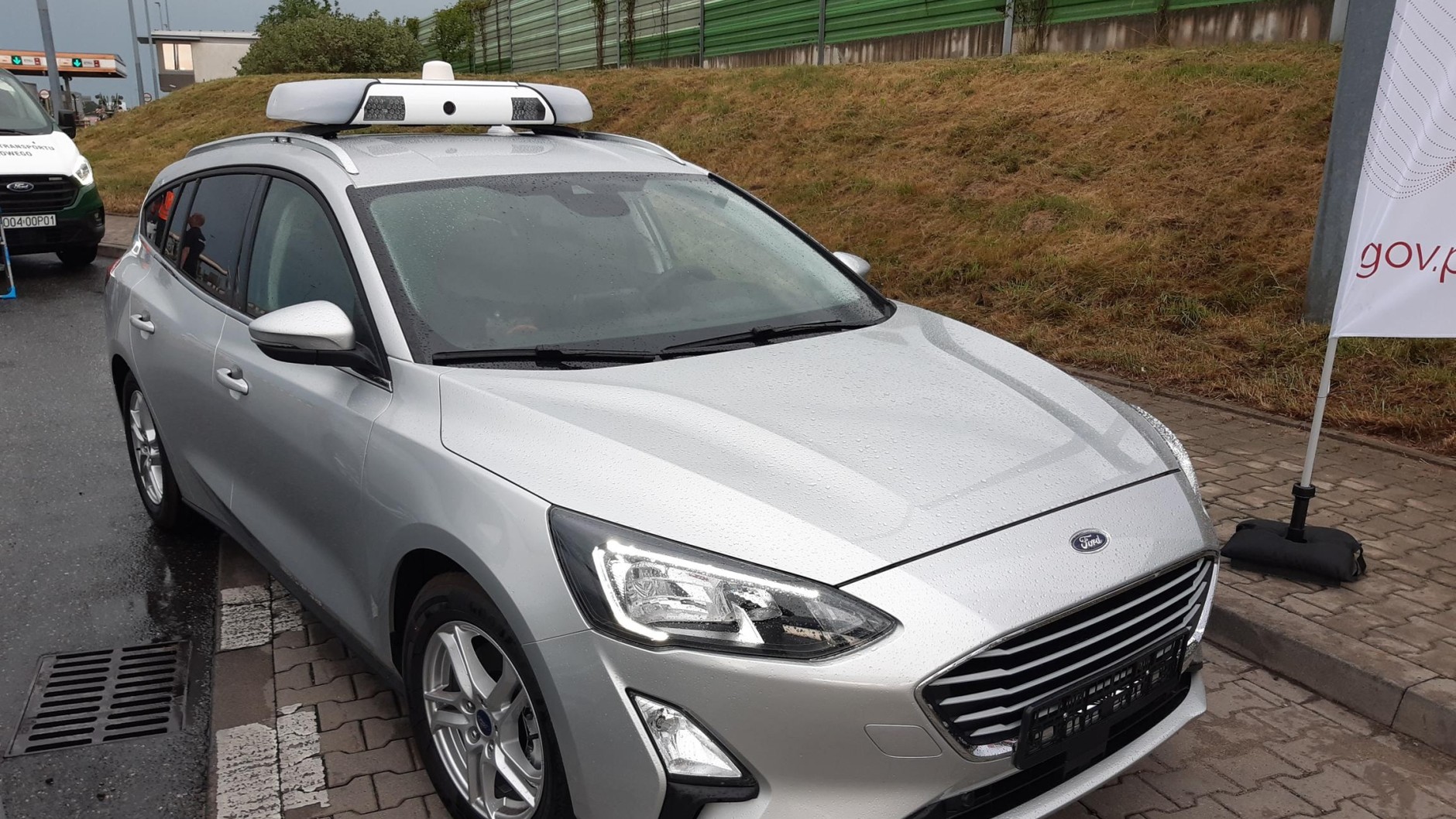 Nieoznakowany radiowóz do kontroli opłat drogowych e-TOLL .