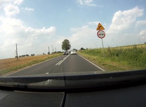 Dwa znaki drogowe na jednym słupie: co to zmienia?
